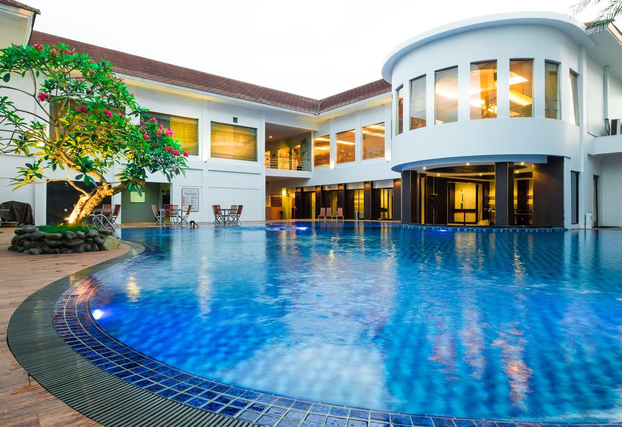 Rattan Inn Hotel Банджармасин Экстерьер фото