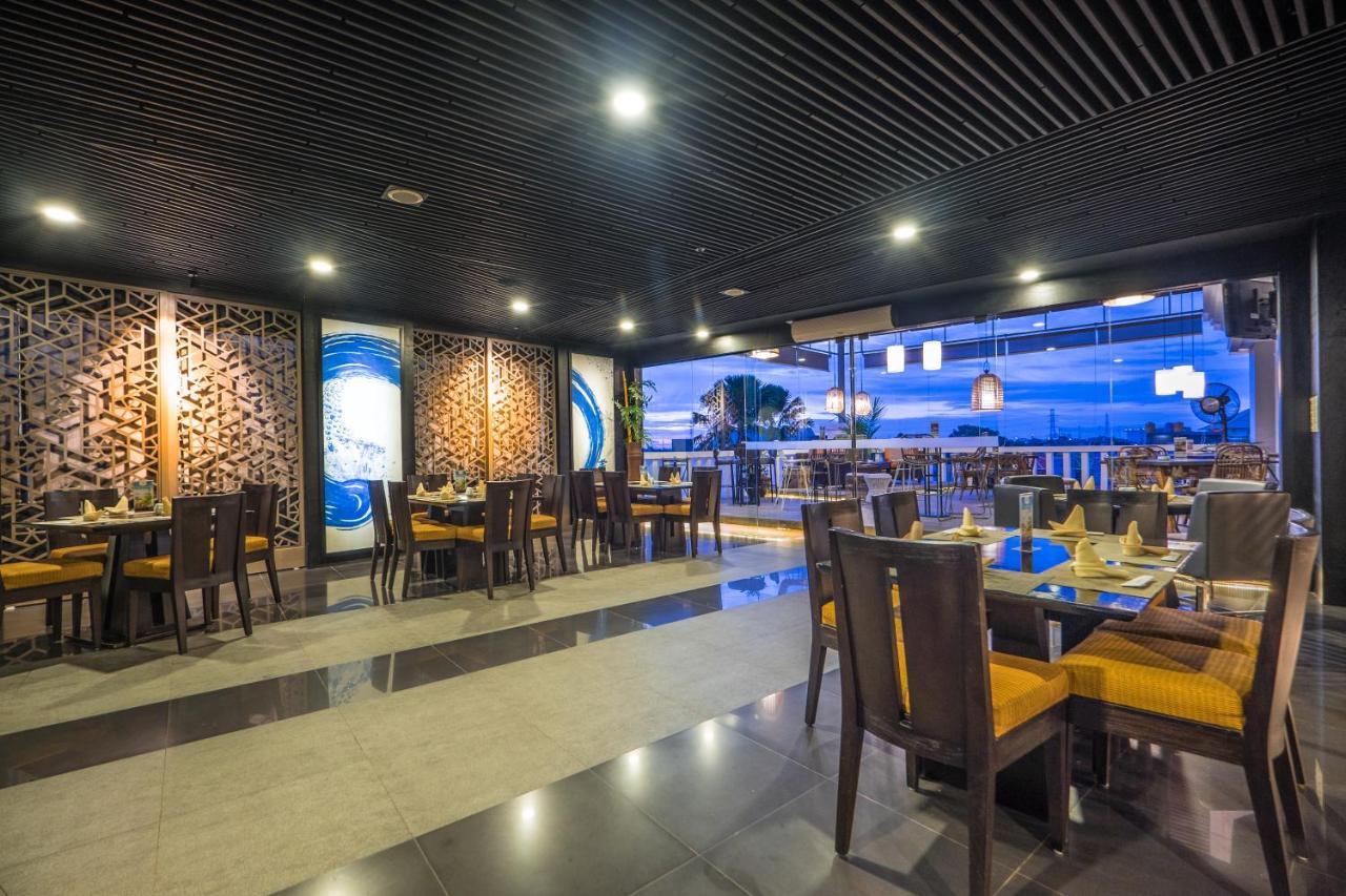 Rattan Inn Hotel Банджармасин Экстерьер фото